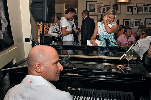 На пятилетие ресторана Vogue Cafe гости съезжались под дождем, и серьезным препятствием для них стали глубокие лужи и отсутствие парковочных мест у входа в ресторан.