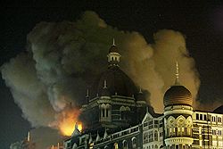 27 ноября деловая столица Индии Мумбай подверглась беспрецедентной террористической атаке, одним из объектов которой стала гостиница «Тадж-Махал» (на фото). Нападение включало всебя взрывы, стрельбу и захват заложников. Террористами оказались выходцы из Пакистана, что поставило два ядерных государства Южной Азии на грань нового конфликта