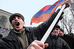 19 февраля в Армении прошли президентские выборы. По официальным данным, победу на них одержал преемник уходящего главы государства Роберта Кочаряна премьер Серж Саркисян. Его главный соперник первый президент Армении Левон Тер-Петросян итоги выборов не признал. Однако «цветной революции» так и не произошло: вЕреване было введено чрезвычайное положение