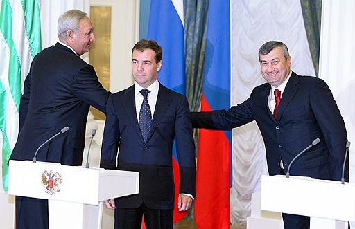 В ответ на признание Западом в феврале Косово Россия признала в августе независимость Абхазии и Южной Осетии (на фото — лидеры республик Сергей Багапш и Эдуард Кокойты с президентом РФ Дмитрием Медведевым в Кремле)