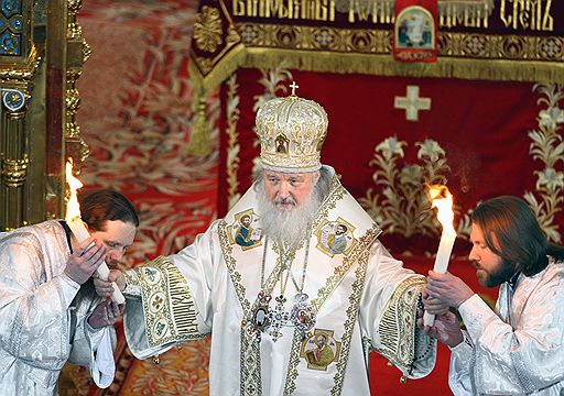 Патриарх Московский и всея Руси Кирилл (в центре) во время Пасхальной заутреней и праздничной божественной литургии в храме Христа Спасителя