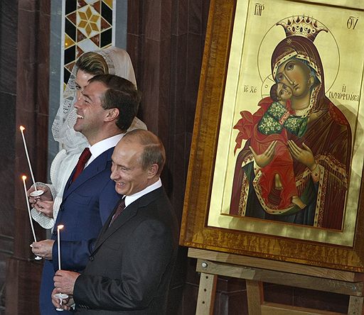Президент России Дмирий Медведев (в центре) с супругой Светланой (слева) и председатель правительства России Владимир Путин (справа) во время Пасхальной заутреней и праздничной божественной литургии в храме Христа Спасителя