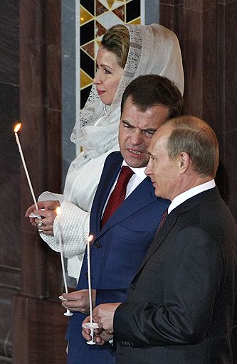 Президент России Дмирий Медведев (в центре) с супругой Светланой (слева) и председатель правительства России Владимир Путин (справа) во время Пасхальной заутреней и праздничной божественной литургии в храме Христа Спасителя