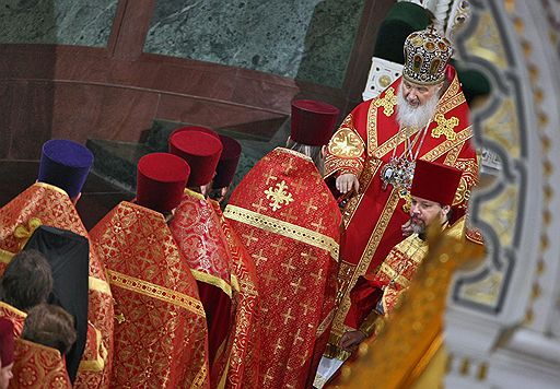 Патриарх Московский и всея Руси Кирилл (справа) во время Пасхальной заутреней и праздничной божественной литургии в храме Христа Спасителя