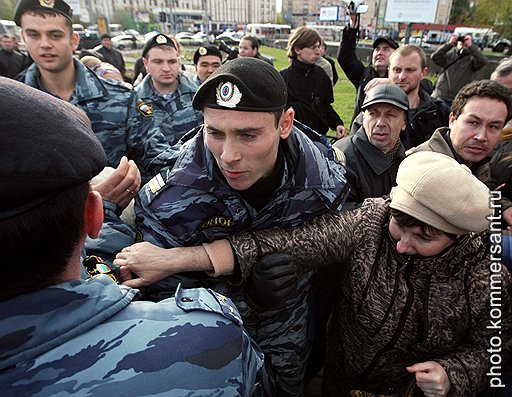 10.10.2009 Активисты левых организаций Москвы митинговали на площади у станции метро "Улица 1905 года": "День гнева" завершал "Неделю единых действий"