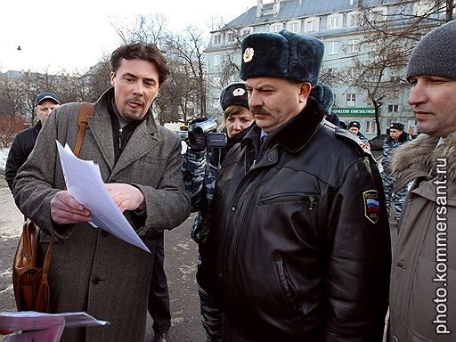 Член координационного совета Федерации автовладельцев России Сергей Канаев (слева) во время проведения пикета. Пикет, организованный Московским отделением Федерации автовладельцев России с требованием отставки начальника столичной ГИБДД Сергея Казанцева, прошел на Сухаревской площади