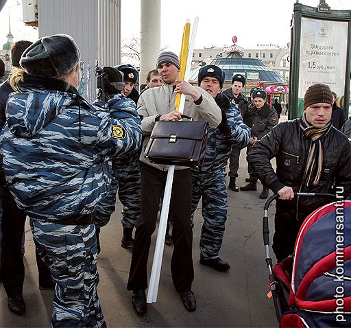 Пикет, организованный Московским отделением Федерации автовладельцев России с требованием отставки начальника столичной ГИБДД Сергея Казанцева, прошел на Сухаревской площади