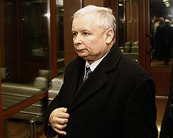 Брат Леха Качиньского Ярослав Качиньский опознал тело брата-близнеца раньше, чем хотелось бы российской и польской прокуратуре,— прямо на месте катастрофы