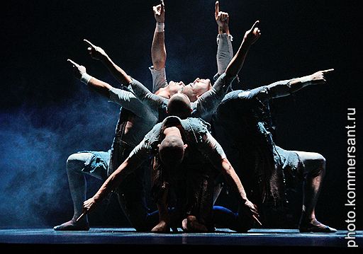 Выступление канадского "Цирка дю Солей" (Cirque du Soleil) на церемонии открытия бутика "Bacсarat" в Барвихе Luxury Village