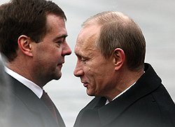 Президент России Дмитрий Медведев (слева) и председатель правительства России Владимир Путин (справа)
