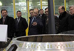 Заместитель председателя правительства России Сергей Иванов (слева), президент Удмуртии Александр Волков (третий слева), председатель правительства России Владимир Путин (в центре), главный технолог Воткинского завода Александр Чирков (третий справа), генеральный директор Воткинского завода Николай Толмачев (второй справа) и глава Федерального космического агентства России Анатолий Перминов (справа) в одном из цехов Воткинского завода 