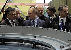 Главный технолог Воткинского завода Александр Чирков (слева), глава Федерального космического агентства России Анатолий Перминов (второй слева), председатель правительства России Владимир Путин (в центре), генеральный директор Воткинского завода Николай Толмачев (третий справа) и президент Удмуртии Александр Волков (справа) в одном из цехов Воткинского завода 