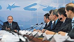 Председатель правительства Владимир Путин (слева) во время совещания по вопросам выполнения государственной программы вооружения на 2011–2020 годы 