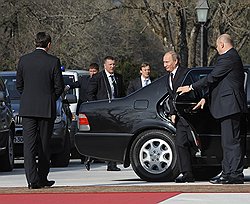 Председатель правительства России Владимир Путин (второй справа) и председатель правительства Словении Борут Пахор (слева) во время официальной встречи