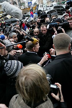 Бывший Президент Украины Леонид Кучма (в центре) дает интервью журналистам у здания Главного следственного управления Генеральной прокуратуры Украины