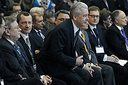 Заместитель мэра Москвы по вопросам экономической политики Андрей Шаронов (третий слева), мэр Москвы Сергей Собянин (четвертый слева) и руководитель Федеральной антимонопольной службы России Игорь Артемьев (в центре) во время посещения Всероссийской форум-выставки "Госзаказ 2011" в МВЦ "Крокус-Экспо"