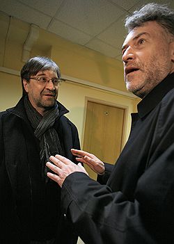 Музыкант, лидер группы "ДДТ" Юрий Шевчук (слева) и музыкальный критик, искусствовед Артемий Троицкий (справа) перед началом рассмотрения иска отставного майора ГИБДД Николая Хованского о защите чести и достоинства и взыскании полумиллиона рублей с Артемия Троицкого в Гагаринском районном суде