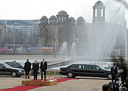 Председатель правительства России Владимир Путин (второй слева) и президент Сербии Борис Тадич (в центре) во время торжественной церемонии встречи на площади перед главным входом в Палату Сербии