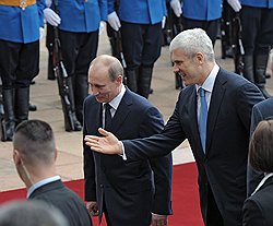 Председатель правительства России Владимир Путин (слева) и президент Сербии Борис Тадич (справа) во время торжественной церемонии встречи на площади перед главным входом в Палату Сербии