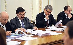 Ректор Всероссийской академии внешней торговли Министерства экономического развития России Сергей Синельников-Мурылев, руководитель Рабочего центра реформ при Правительстве России Владимир Мау, ректор Государственного университета - Высшей Школы Экономики Ярослав Кузьминов и профессор Высшей школы экономики Лев Якобсон во время совещания по вопросу "О предварительных результатах экспертной работы по актуальным проблемам социально-экономической стратегии России на период до 2020 года". Совещание прошло в Ново-Огарево 