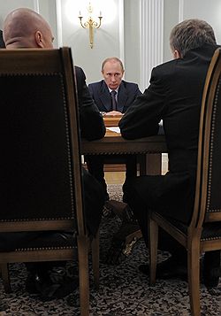 Руководитель фракции Либерально-демократической партии России (ЛДПР) в Государственной думе России Игорь Лебедев, председатель правительства России Вдадимир Путин и лидер ЛДПР Владимир Жириновский во время встречи в резиденции Ново-Огарево