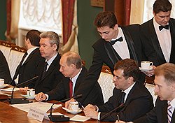 Владимир Путин (в центре), Сергей Собянин (второй слева), Владислав Сурков (слева), Дмитрий Медведев (второй справа) и Игорь Шувалов (справа)