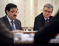 Руководитель Рабочего центра реформ при Правительстве России Владимир Мау (слева) и ректор Государственного университета — Высшей Школы Экономики Ярослав Кузьминов