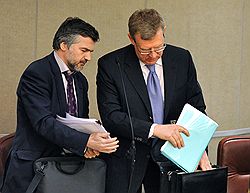Заместитель министра экономического развития России Андрей Клепач (слева) и заместитель председателя правительства России, министр финансов Алексей Кудрин (справа)