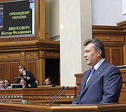 Обращение Президента Украины Виктора Януковича (справа) к парламенту 