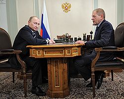 Председатель правительства России Владимир Путин (слева) и руководитель Федерального агентства по рыболовству Андрей Крайний (справа)