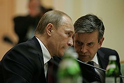 Председатель Правительства России Владимир Путин (слева) и Чрезвычайный и Полномочный посол Российской Федерации в Украине Михаил Зурабов