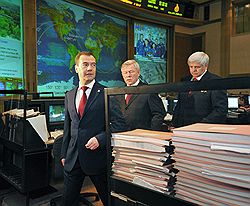 Слева направо: президент России Дмитрий Медведев, глава Федерального космического агентства России Анатолий Перминов и руководитель полета Владимир Соловьев 
