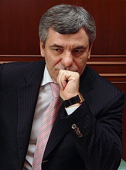 Почему бандиты себя так чувствуют свободно и могут разъезжать где хотят? Потому что не боятся. Если бы они знали, что им достойный отпор дадут, то вели бы себя иначе 