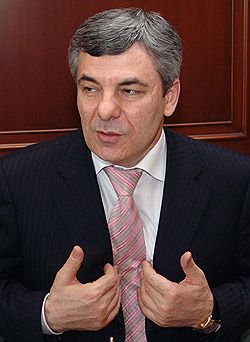 Внутри региона есть те, кто готов костьми лечь, но не пускать сюда нормальный современный бизнес. Они привыкли раньше жить в заповеднике без конкуренции 