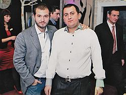Дмитрий Урумов (справа) на праздновании дня рождения бизнесмена Ивана Назарова (слева), обвиняемого в создании сети нелегальных игорных заведений в Подмосковье 