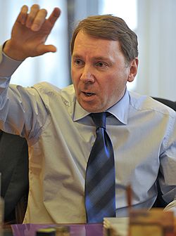 Про бассейн — неправда, потому что чтобы построить бассейн, нужно было разобрать как минимум половину Белого дома 