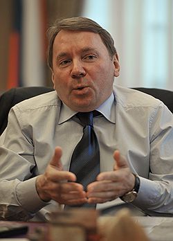 Вы имеете право приглашать кого угодно, любой ориентации, любой известности или скандальности, но не под эгидой управления делами 