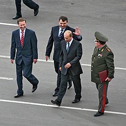 Первый заместитель председателя Правительства России Сергей Иванов, министр обороны России Анатолий Сердюков, председатель Правительства России Владимир Путин и бывший руководитель Федерального агентства специального строительства Николай Аброськин