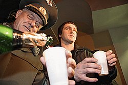 Полковник ГРУ Владимир Квачков (слева) во время освобождения из СИЗО "Матросская тишина" обвиняемого по делу о покушении на Анатолия Чубайса Ивана Миронова (справа)