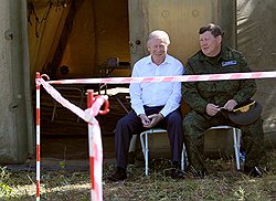 Бывший руководитель Федерального агентства специального строительства Николай Аброськин (справа) и глава Федерального космического агентства России Анатолий Перминов