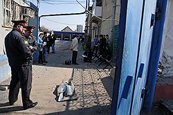 Сотрудники правоохранительных органов во время осмотра места взрыва у здания городского ГИБДД в Волгограде 