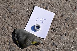 Место взрыва у здания городского ГИБДД в Волгограде. Поражающие элименты и оболочка от взрывного устройства на месте взрыва
