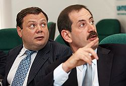 Совладелец нефтяной компании ТНК-ВР Михаил Фридман и генеральный директор консорциума AAR Стэн Половец  