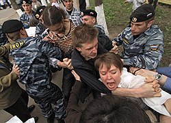 Лидер движения по защите Химкинского леса Евгения Чирикова (справа) и член движения по защите Химкинского леса Ярослав Никитенко (в центре) во время проведения Акции в защиту Химкинского леса у входа в парк Льва Толстого 