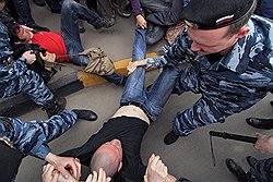 Лидер движения "Левый фронт" Сергей Удальцов (в центре) во время задержания сотрудниками правоохранительных органов после проведения Акции в защиту Химкинского леса у входа в парк Льва Толстого 