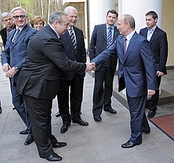 Президент Российского союза промышленников и предпринимателей (РСПП) Александр Шохин (второй слева), первый заместитель председателя комитета Государственной думы России по делам ветеранов Франц Клинцевич (четвертый слева), председатель Государственной Думы России Борис Грызлов (четвертый справа) и председатель правительства России Владимир Путин (второй справа) во время встречи в Ново-Огарево 