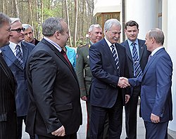 Президент Российского союза промышленников и предпринимателей (РСПП) Александр Шохин (второй слева), первый заместитель председателя комитета Государственной думы России по делам ветеранов Франц Клинцевич (четвертый слева), председатель Государственной Думы России Борис Грызлов (третий справа) и председатель правительства России Владимир Путин (справа) во время встречи в Ново-Огарево 