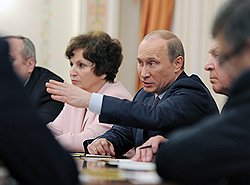 Заместитель председателя комитета Государственной думы России по труду и социальной политике Екатерина Лахова (слева) и председатель правительства России Владимир Путин (второй справа) во время встречи с членами Координационного совета Общероссийского народного фронта. Встреча прошла в Ново-Огарево 
