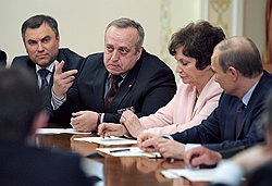 Заместитель председателя правительства России, руководитель аппарата правительства России Вячеслав Володин, первый заместитель председателя комитета Государственной думы России по делам ветеранов Франц Клинцевич, заместитель председателя комитета Государственной думы России по труду и социальной политике Екатерина Лахова и председатель правительства России Владимир Путин во время встречи в Ново-Огарево 