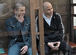 Обвиняемые по уголовному делу об организации "ореховской" преступной группировки Сергей Буторин (слева) и Марат Полянский (слева) во время судебного заседания в Московском городском суде  